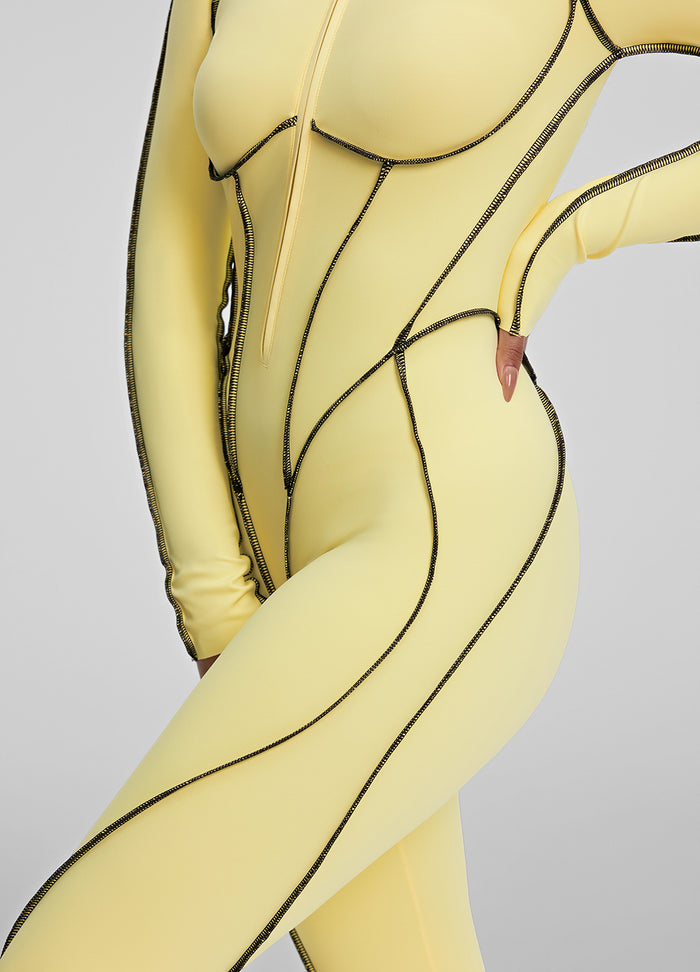 Catsuit עם תפרים מעוצבים