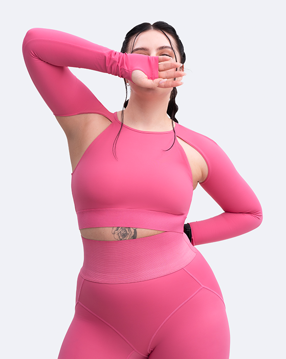 Top crop con cut-out sulle spalle